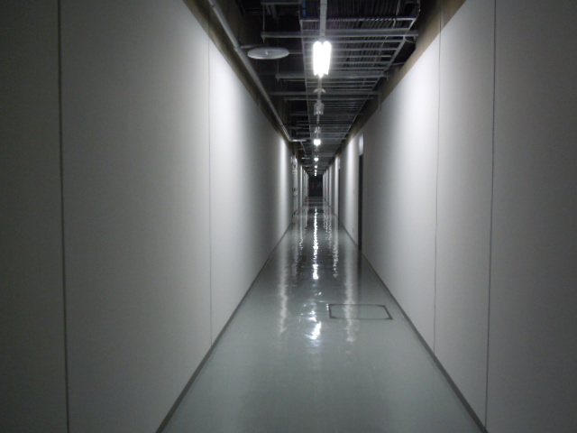 本館地下の倉庫へと続く廊下。窓がなく無機質な空間です。