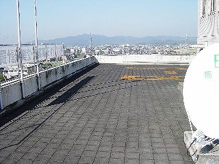 屋上から佐野市内と周囲の山々が見え絶景