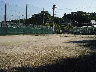 職員駐車場．佐野高硬式野球グランドに隣接