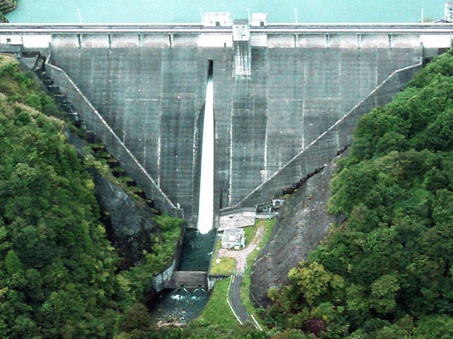 東荒川ダム直下の小さな建屋が発電所です