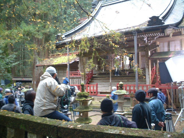 加蘇山神社及びその周辺、社務所などで、３日間の撮影が行われました。