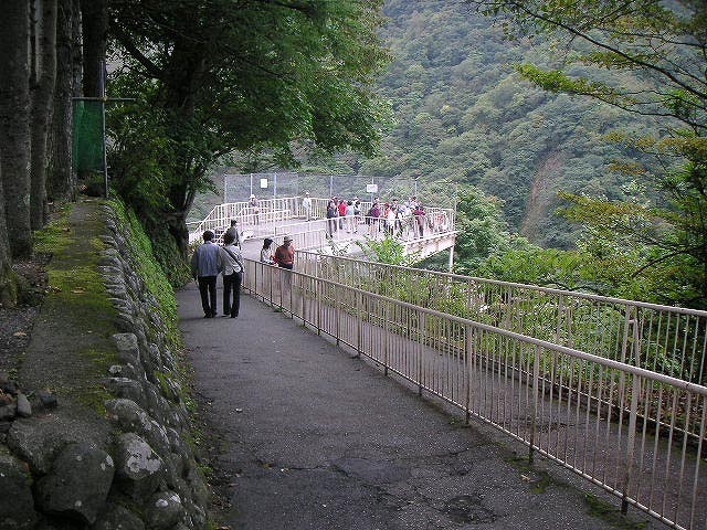 華厳の滝を見下ろせる。