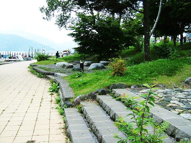 中禅寺湖と自然公園施設が調和している。