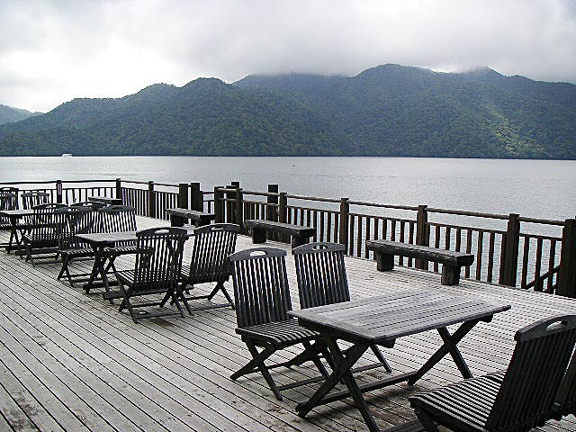 中禅寺湖を望む２階デッキでは飲食可