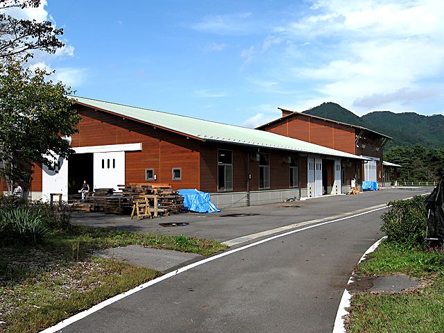 近代的な総木造の木材実験・研究施設。