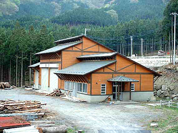 木造で車庫には高性能林業機械を格納。