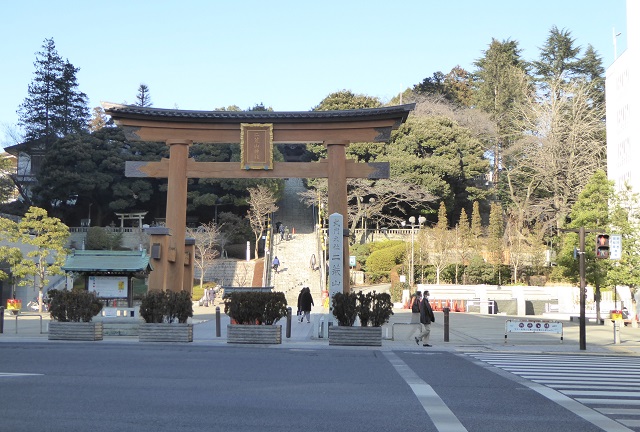 石段下から見た本殿のある境内山門。