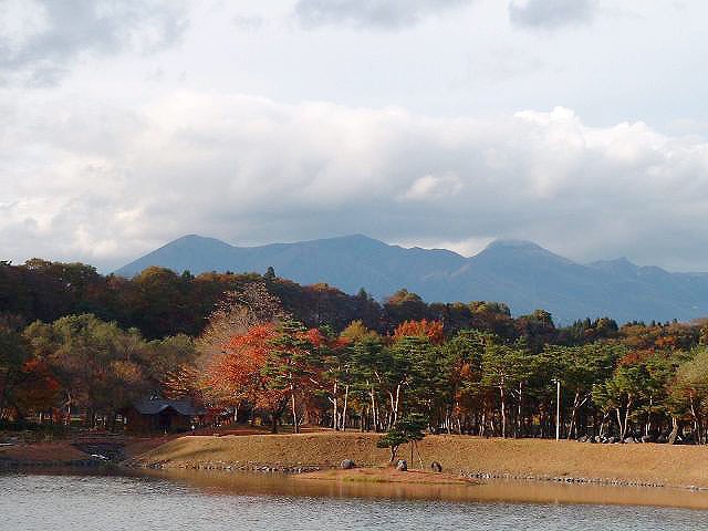 湖水に映えるもみじは真っ赤です。