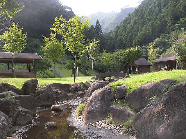 静けさを満喫できるダム湖最深部