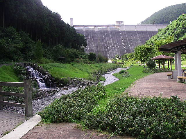 ダムを背景にした明るい空間