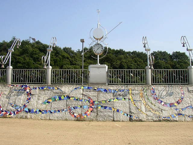 意匠を凝らしたデザインのオルゴール時計