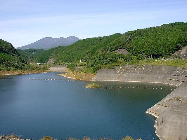 ダム提体からダム湖を見る