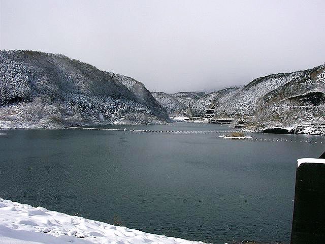 ダム湖の雪景色
