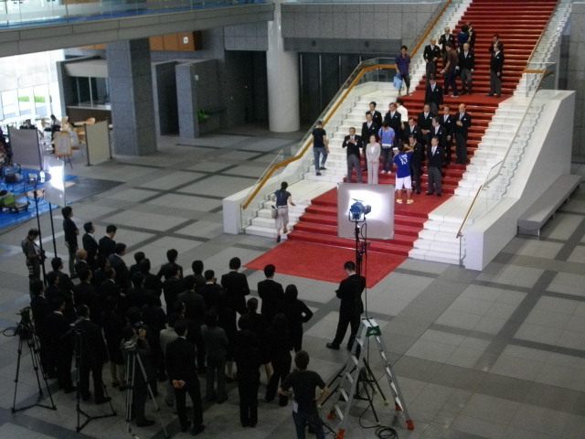 首相官邸での閣僚の記念撮影の設定で撮影をした県議会議事堂１階階段