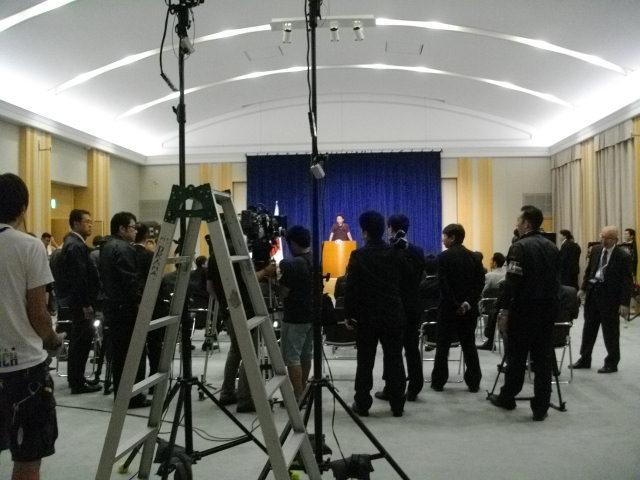 記者会見室の設定で撮影をした栃木県庁・東館講堂