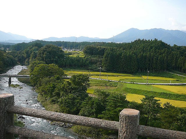 美しい渓谷と連山を一望