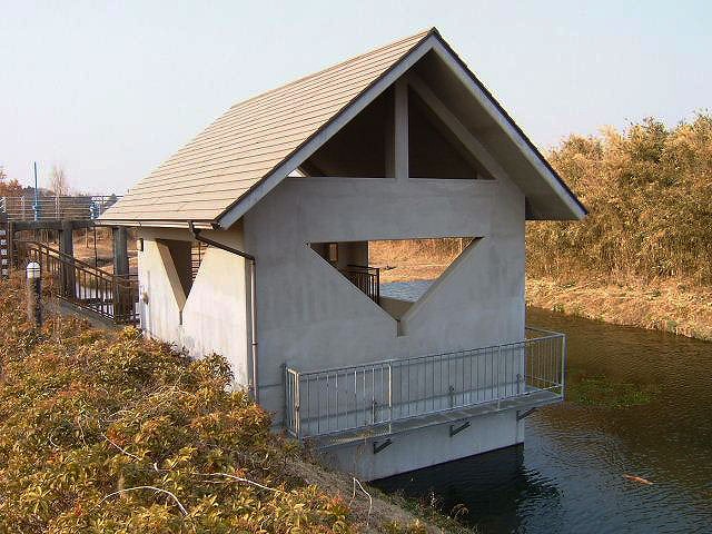 野鳥・魚等の観察が可能。公園の東に位置