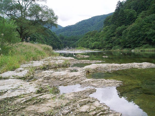 川底には滑床が広がる