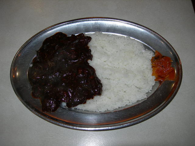 名物の黒カレーは、味も絶品！