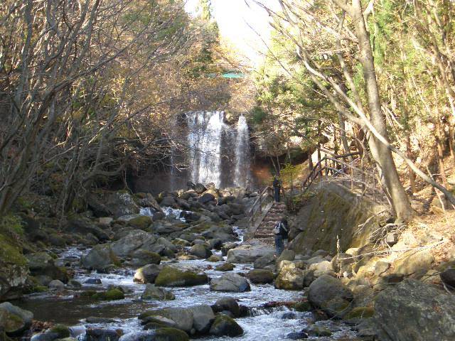 下流から滝を眺める