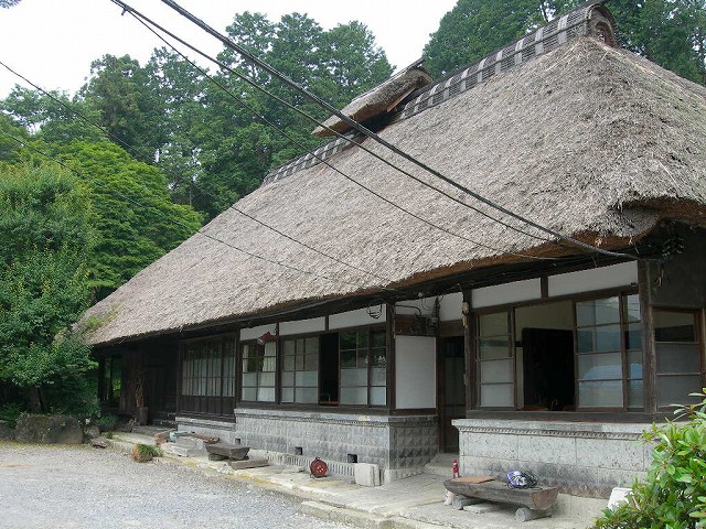 萱葺き屋根の母屋