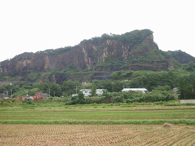 岩船山全景（採石場跡地側より）