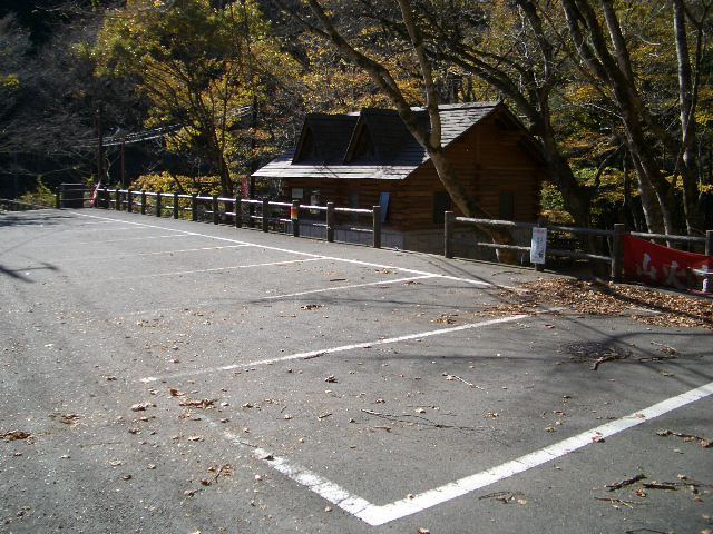 駐車場　奥に見える建物がトイレ