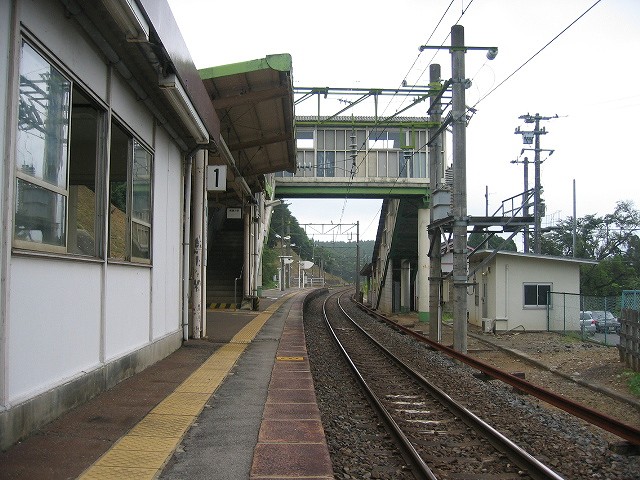 古いつくりの無人駅