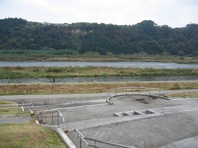 まほろばゆうゆう園付近は親水のための水辺プラザになっています