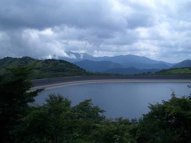 園地から沼ッ原調整池を眺める