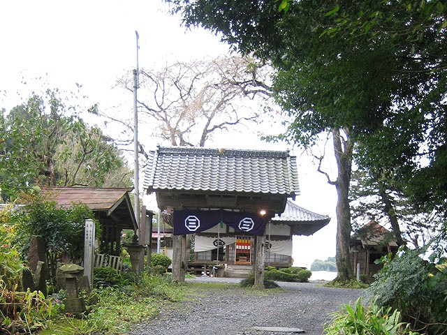 山門に続く道より