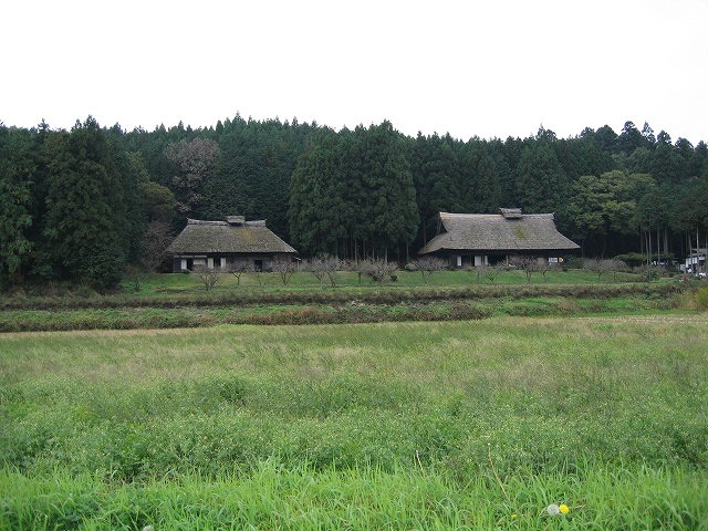 公園入り口からの民家