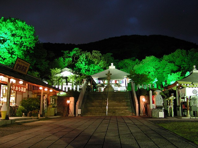 夜の三毳不動尊