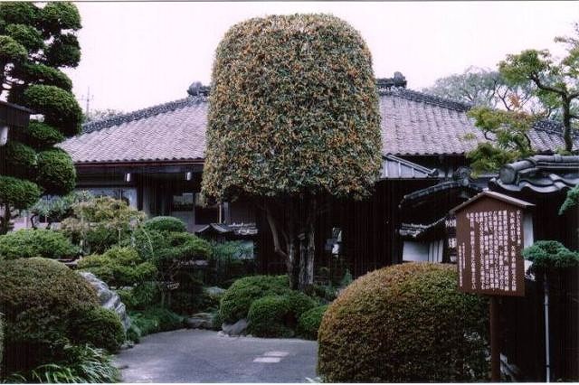 手入れされた庭園が出迎える