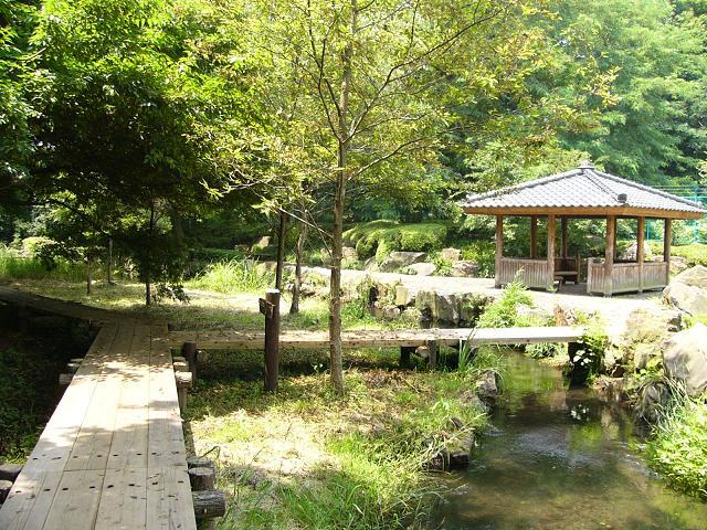 木道の途中の四阿、２カ所有り