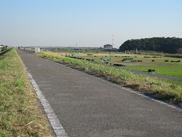 土手沿いのサイクリングロード