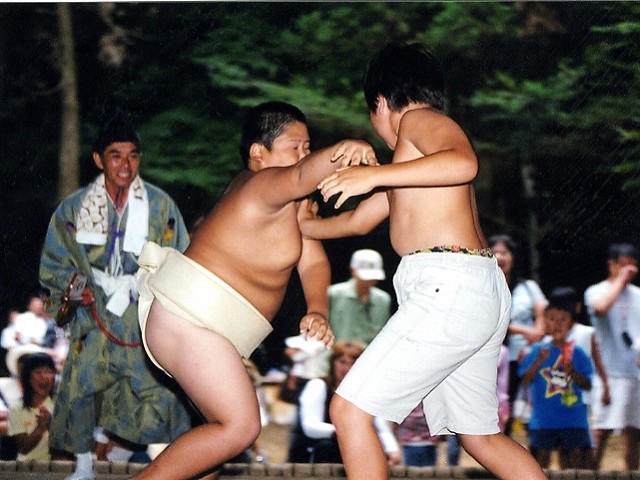 土俵で熱戦する豆力士