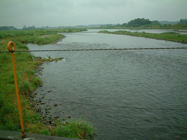 橋の上より上流側を望む