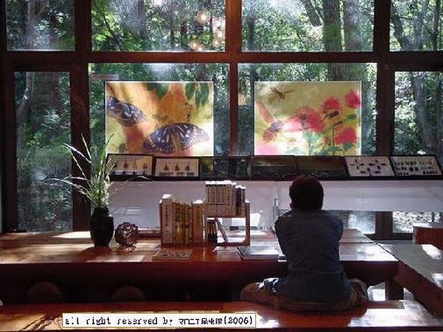 奥ホールの展示状況。絵は10歳の男子が作成