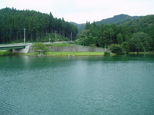 対岸には、小さな芝生広場もある。