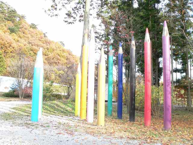 来園者をお迎えするかのように立つ、12色の色鉛筆のモニュメント。
