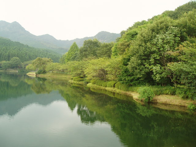 湖面と奥の山並み