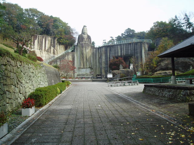 参道から見た平和観音