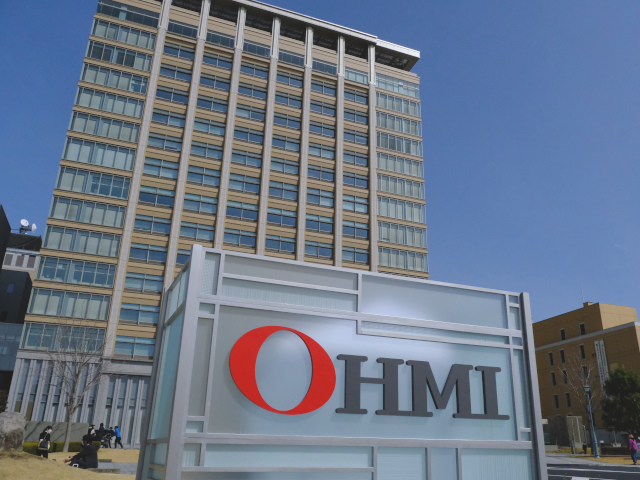 OHMIの看板が設置され、県庁はIT企業の社屋に変身！県庁の外観はドラマの中でほぼ毎回登場しています。