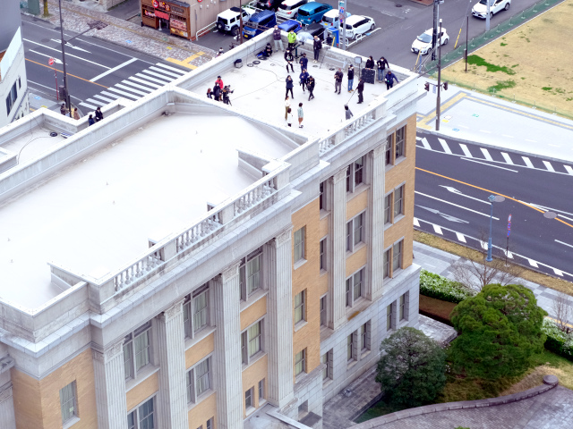 昭和館の屋上や階段・廊下はOHMIの旧館、正庁は取締役会議の会議室という設定で使用されました。備品管理課室内のセットは昭和館の壁や窓を参考にして作られたものです。