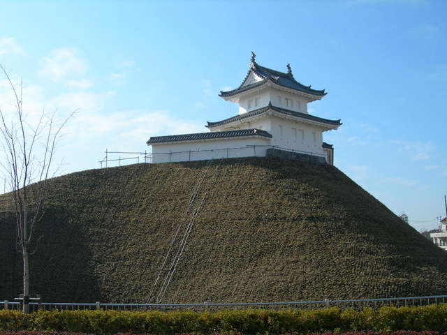 土塁の上にそびえる櫓