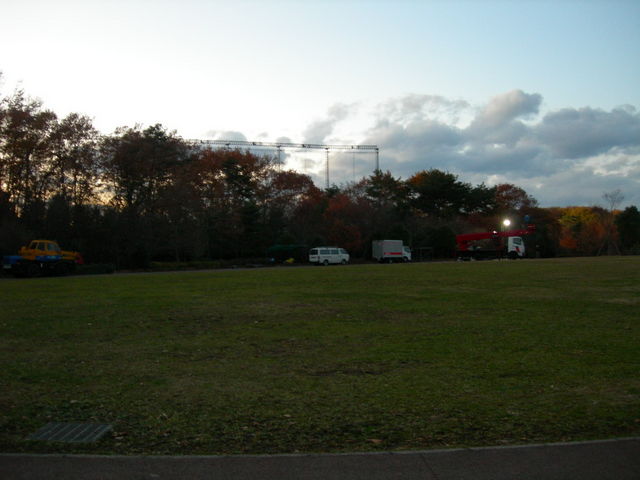 撮影機材車が搬入された公園の遊歩道