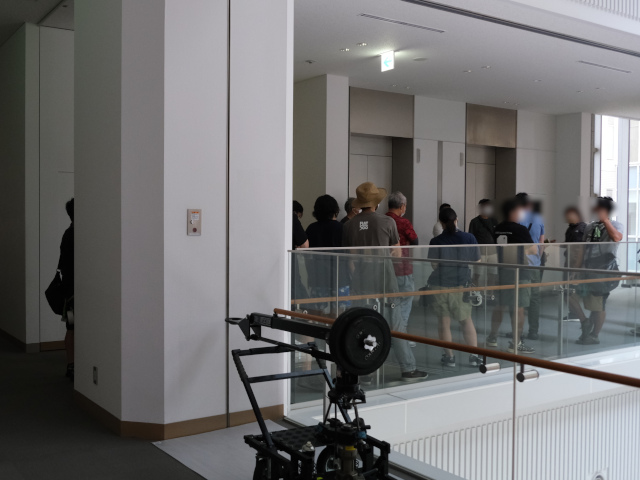 ロケ風景４：頭取室から続く廊下を歩くシーンも撮影されました。