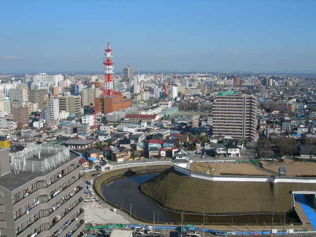 復元された宇都宮城と市街地（ＪＲ駅方面）