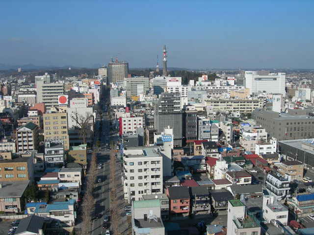 建築中の県庁とシンボルロード（八幡山タワー方面）
